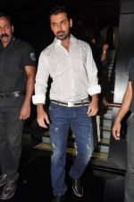 John Abraham launches special issue of People magazine in F Bar, Mumbai on 28th Nov 2012 (2).JPG